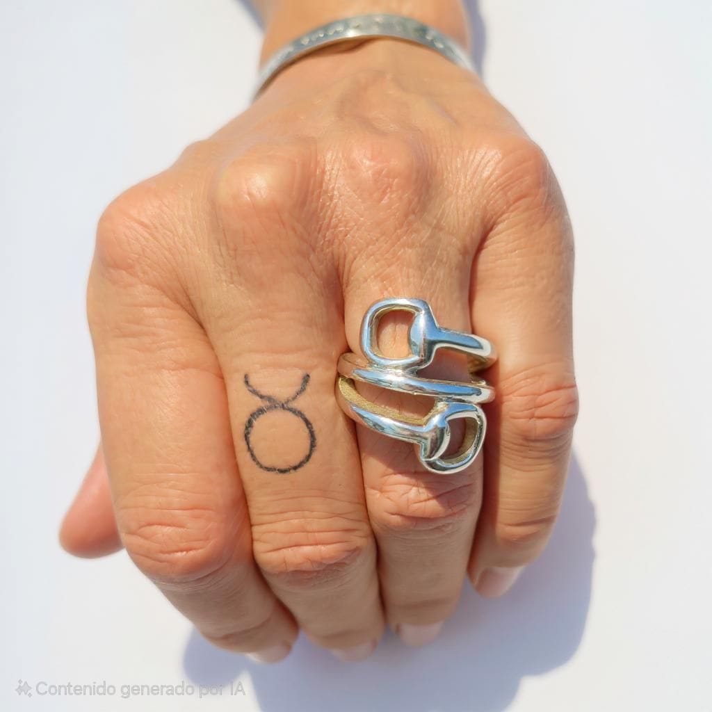 anillo mano fondo claro